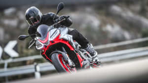 Frontansicht einer fahrenden Aprilia Tuono 660