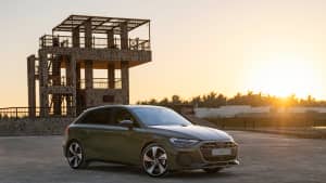 Front und Seitenansicht eines stehenden Audi A3 nach Facelift