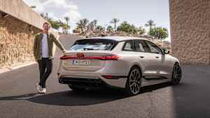 ADAC Redakteur Andreas Huber steht neben einem Audi A6 e-tron