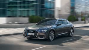Frontansicht eines fahrenden Audi A6