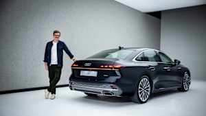 ADAC Redakteur Andreas Huber steht neben einem Audi A6 Avant