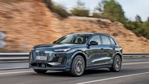 Fahraufnahme des Audi Q6 e-tron schräg von vorne
