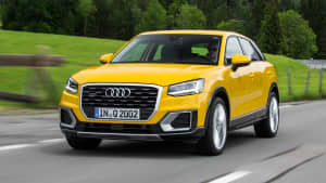 Audi Q2 TDI fahrend auf der Straße