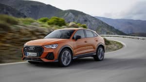 Audi Q3 fährt auf einer Landstrasse