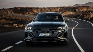Frontansicht eines fahrenden Audi Q8 e-tron