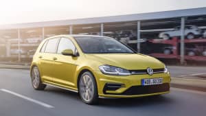 gelber VW Gold fährt auf Strasse