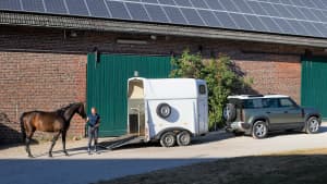 Ein Land Rover Defender mit Pferdeanhänger