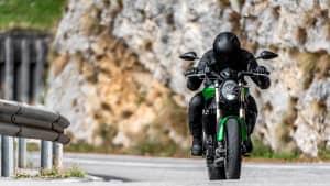 Die Benelli 752S fahrend von Vorne