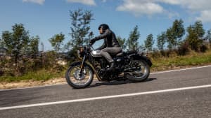 Motorradfahre auf der neuen Benelli Imperiale 400
