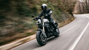 Front und Seitenansicht einer fahrenden Benelli Leoncino 800
