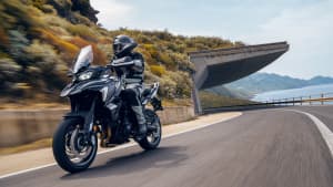 Eine Benelli TRK 702 fahrend auf einer Straße