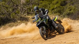 Die Benelli TRK 702 X fahrend auf einer Off-Road Strecke