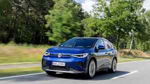Front und Seitenansicht eines fahrenden VW ID4