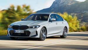 Fahraufnahme des BMW 3er mit Facelift von vorne