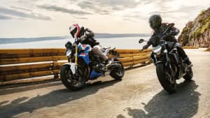 Fahraufnahme mit zwei BMW F900 R