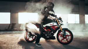 Seitenansicht eines BMW G310 R Motorrads