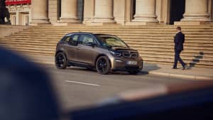 BMW i 3 steht auf der Strasse