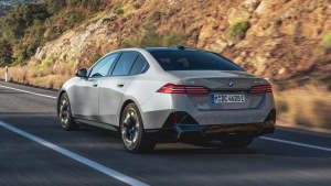 Heckansicht eines fahrenden BMW i5