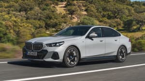 Front und Seitenansicht eines fahrenden BMW i5