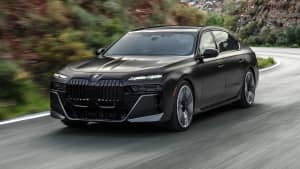 Frontansicht eines fahrenden BMW i7