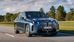 Frontansicht eines fahrenden BMW iX nach Facelift