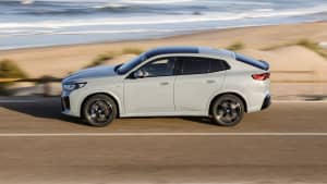 Seitenansicht eines fahrenden BMW iX2