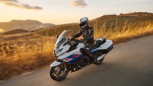 Eine BMW K 1600 GT fahrend