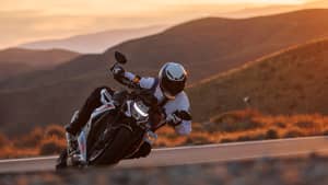 Die BMW M 1000 R fahrend von vorne
