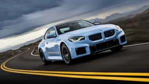 Fahraufnhame eine hellblauen BMW M2