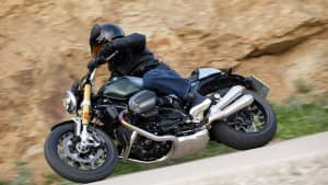 Seitenansicht einer fahrenden BMW R 12 Nine T