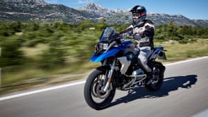 BMW R 1200 GS fahrend auf einer Straße