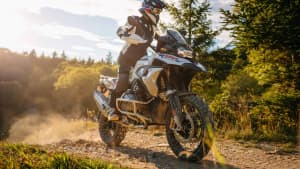 Ein Motorradfahrer fährt auf einer BMW R 1250 GS