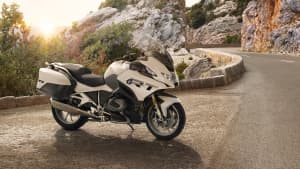 Seitenansicht einer stehenden BMW R 1250 RT