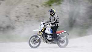 Die neue BMW R12 GS fahrend seitlich zu sehen