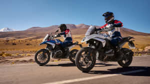 Eine BMW R1300 GS fährt auf einer Straße