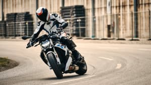 Motorradfahrer fährt auf einer BMW S 1000 R