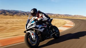Die BMW S 1000 RR von vorne fahrend