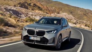 Frontansicht eines fahrenden BMW X3