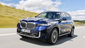 Der neue BMW X5 Faclift Mai 2024 frontal fahrend zu sehen