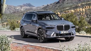 Front und Seitenansicht eines stehenden BMW X7