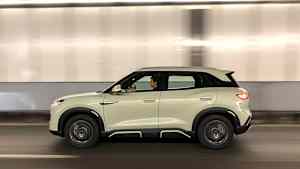 Der BYD Atto 2 fahrend seitlich fotografiert