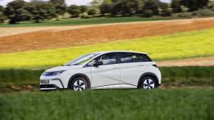 Seitenansicht eines fahrenden BYD Dolphin