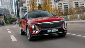 Frontansicht eines fahrenden Cadillac Lyric
