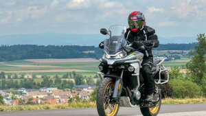 Eine CF Moto 800MT Touring fährt auf einer Straße