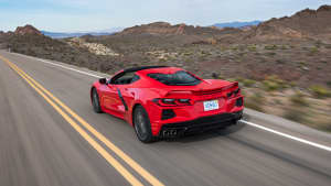 Chevrolet Corvette fahrend auf der Straße
