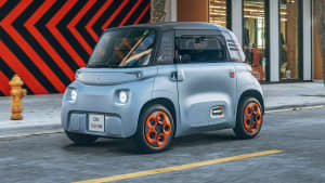 Citroen Ami fahrend auf der Straße