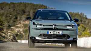 Frontansicht des neuen Citoen C4 Hybrid MAX Manhattan Green nach dem Faclift im April 2025