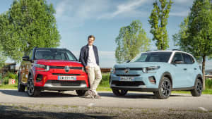 Andreas Huber vor zwei Citroën e c3