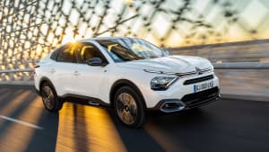 Fahraufnahme des Citroen e-C4X