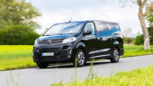 Citroen e-Spacetourer fahrend auf einer Straße